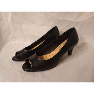 Size 6 Wide Black  City Classified Peep Toe Pump